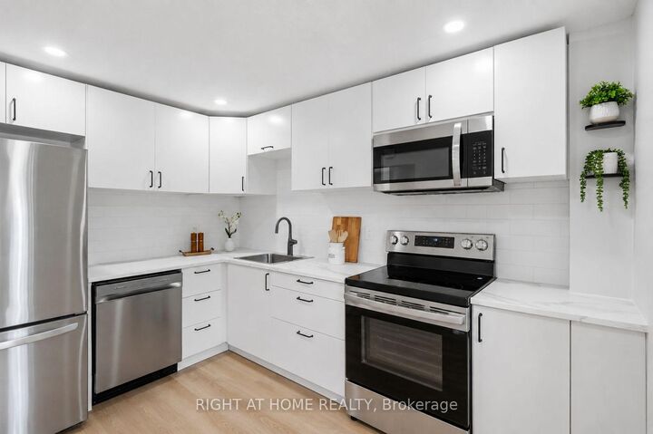 Property Photo: 7874 Jeanne D'Arc Boulevard 3 ON K1C 2E9