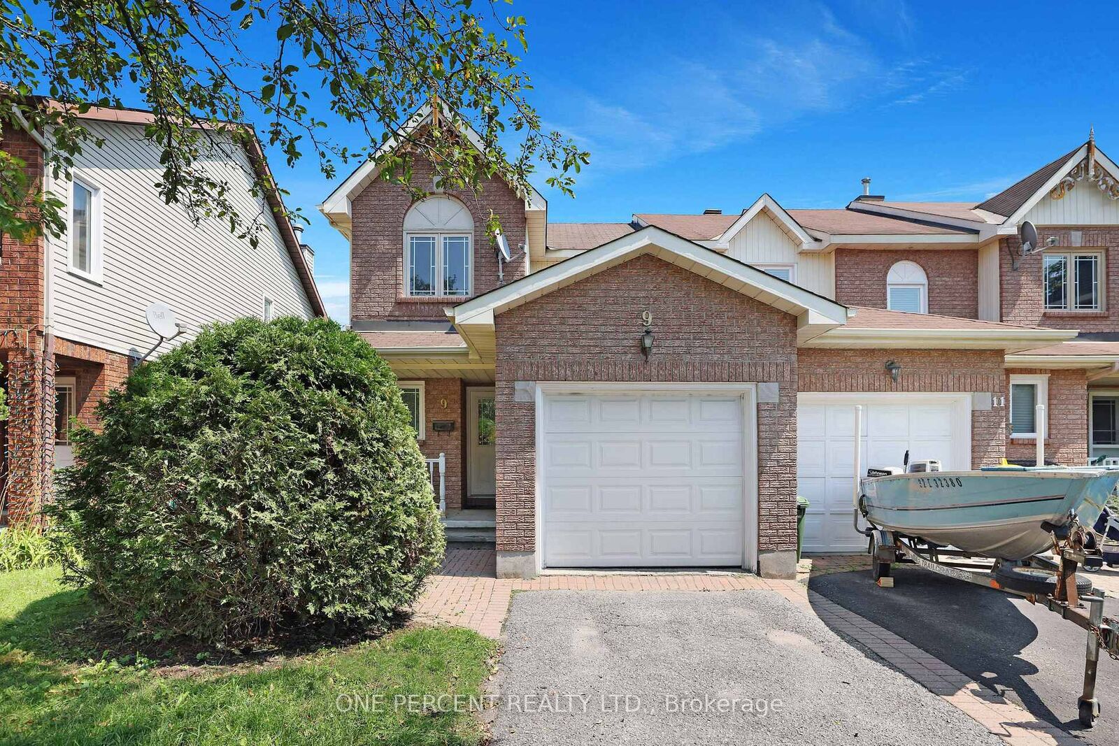 Property Photo: 9 Harrington Court ON K2K 2S7