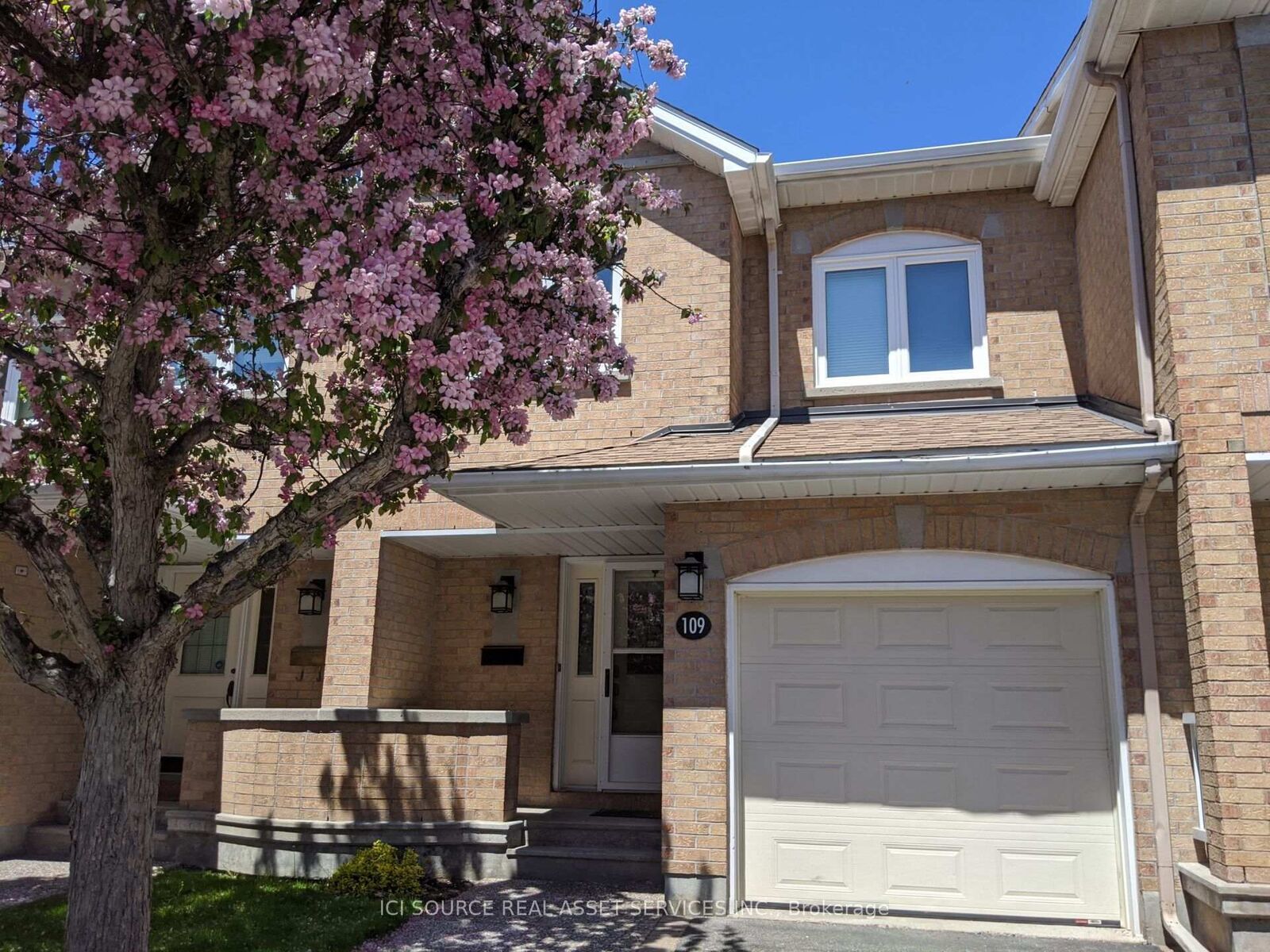 Property Photo: 109 Dalecroft Crescent ON K2G 5V8