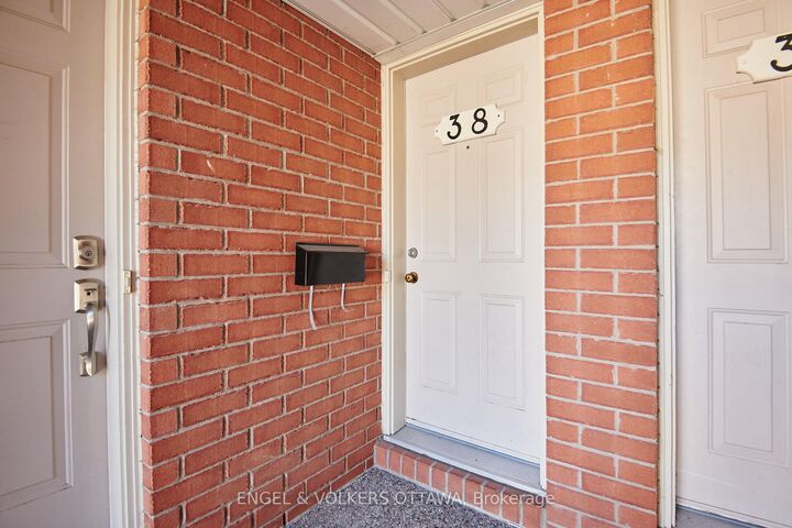 Property Photo:  38 Lakepointe Drive  ON K4A 5E3 