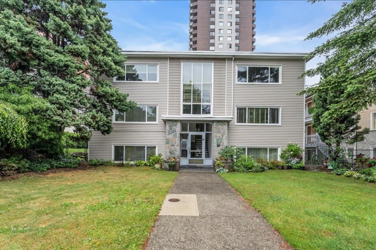 Property Photo:  1420 Chesterfield Avenue 1  BC V7M 2N4 