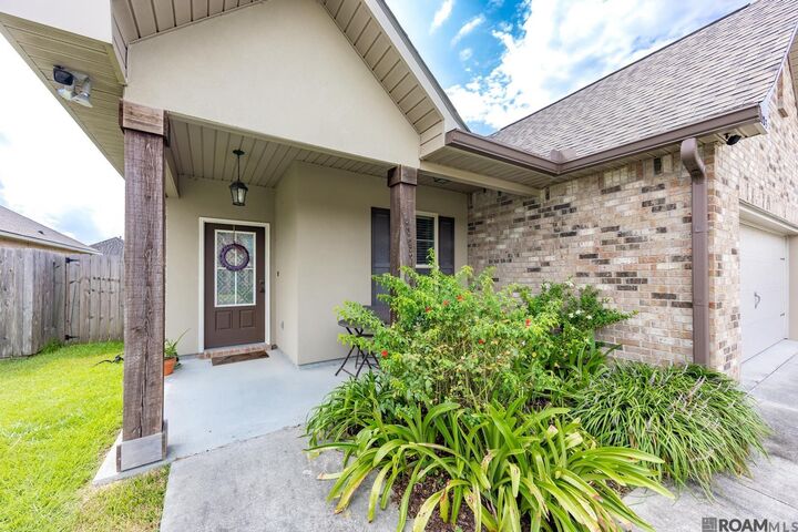 Property Photo: 1025 Shadow Bluff Dr LA 70820