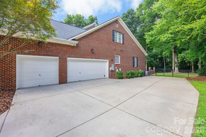 Property Photo:  1607 Crestgate Drive  NC 28173 