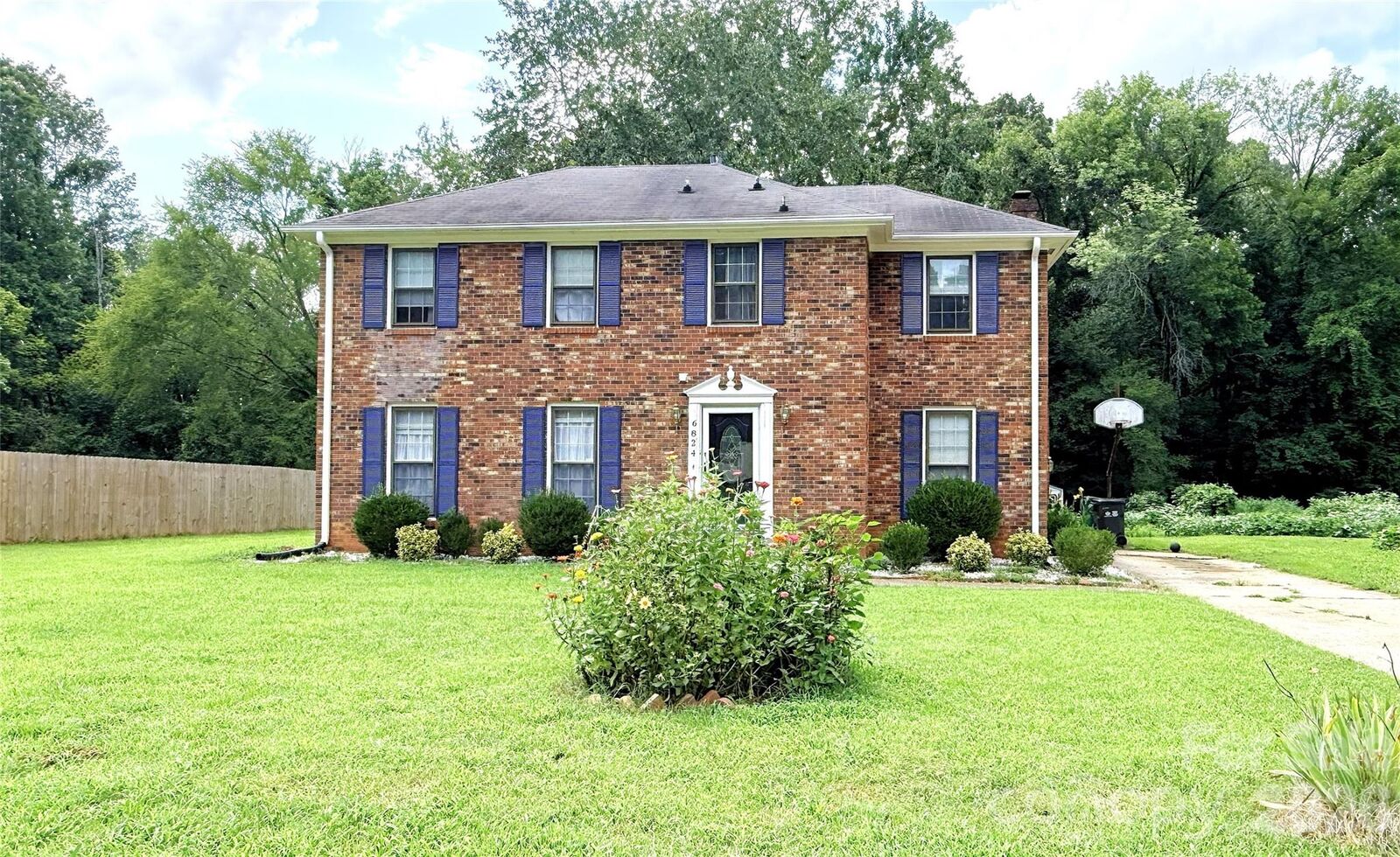 Property Photo:  6824 Marlbrook Drive  NC 28212 