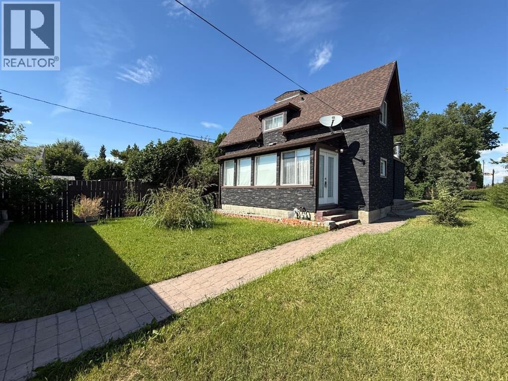 Property Photo:  1037 4 Avenue  AB T9W 1H1 