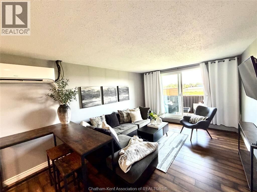 Property Photo:  276 Merritt Avenue  ON N7M 3G1 