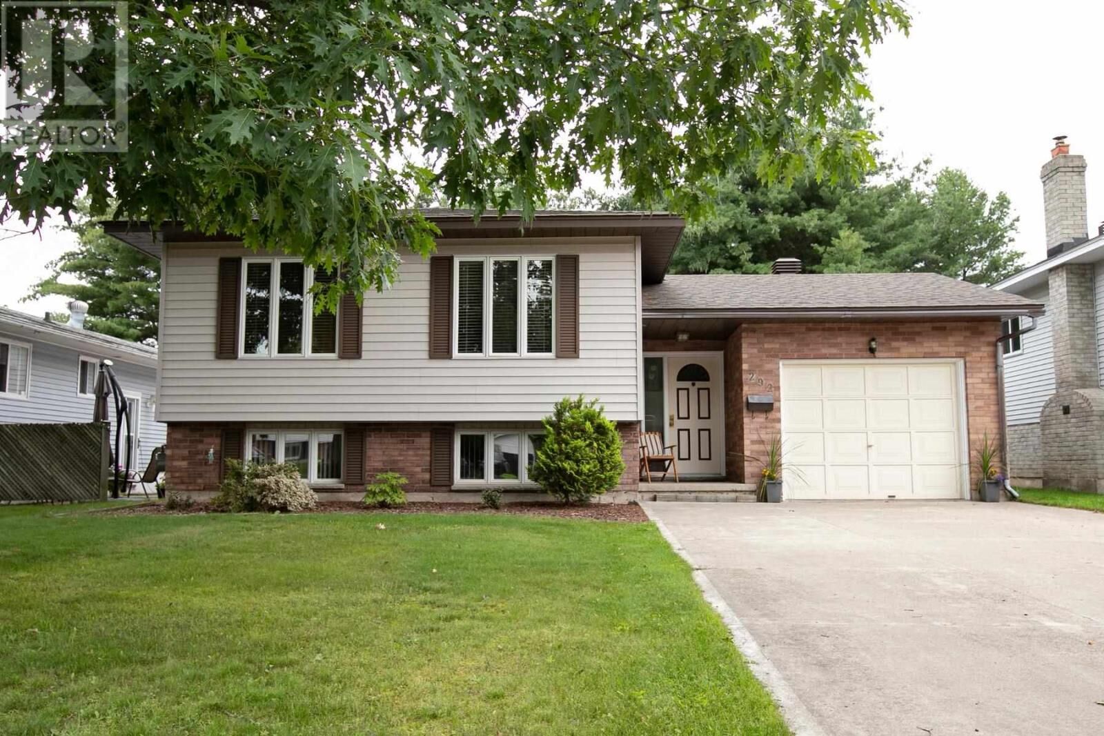 Property Photo: 292 Parkland Cres ON P6A 6R3