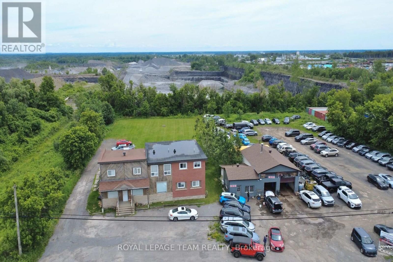 Property Photo:  Bank Street  ON K1X 1G8 