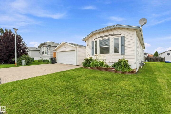 Property Photo: 3402 Lakeview Point(E) NW AB T5S 2R8