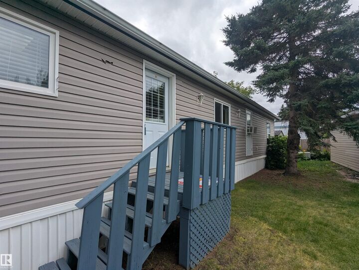 Property Photo:  9 West View Boulevard NW  AB T5S 1T5 