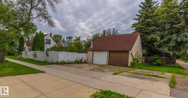 Property Photo:  10524 113 Avenue NW  AB T5G 0J2 