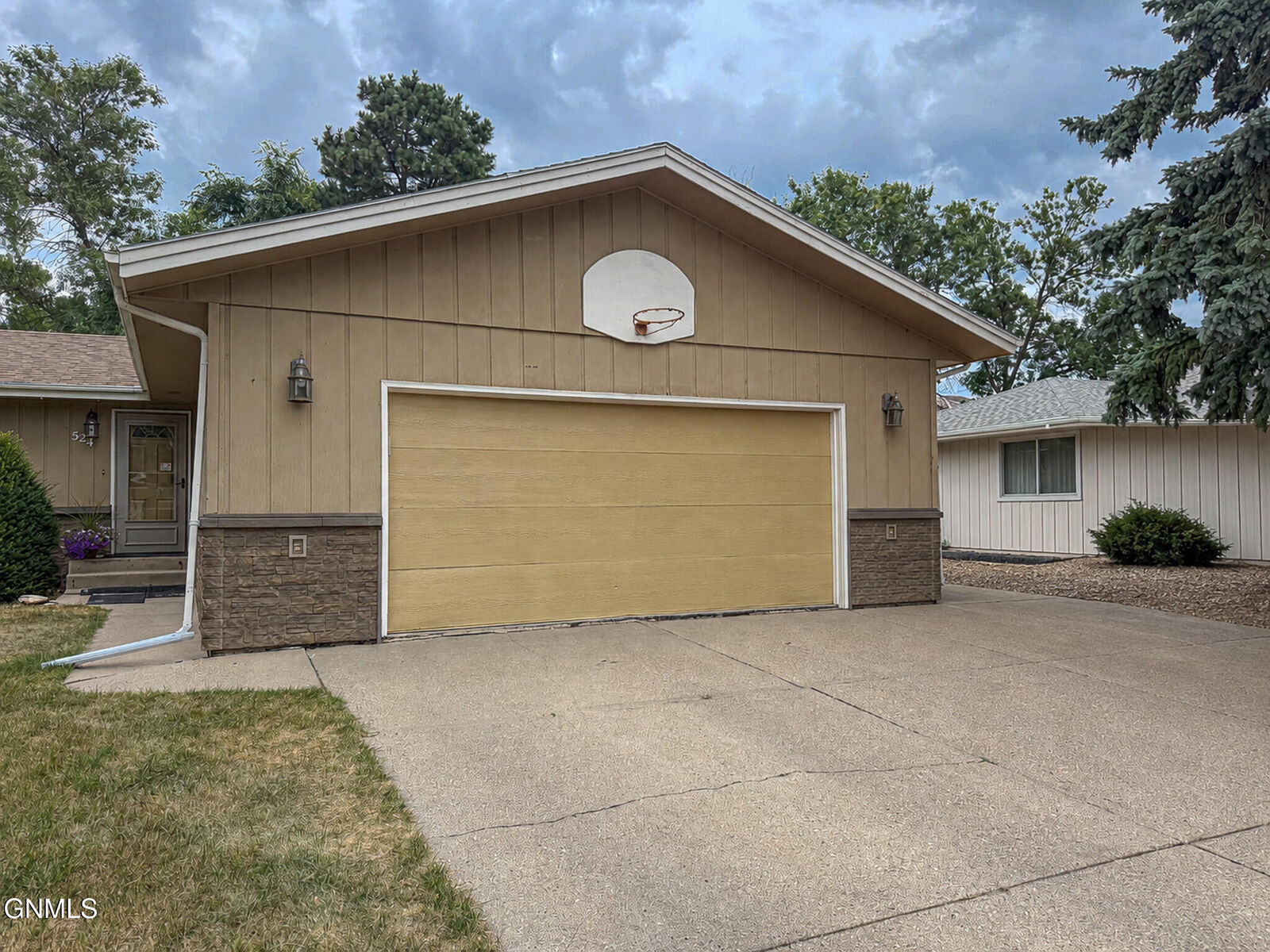 Property Photo: 524 Weatherby Way ND 58503