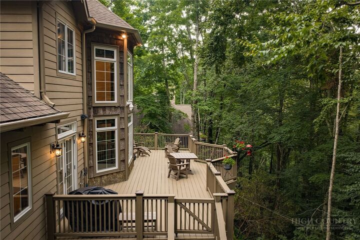 Property Photo:  241 The Glens Boulevard  NC 28604 