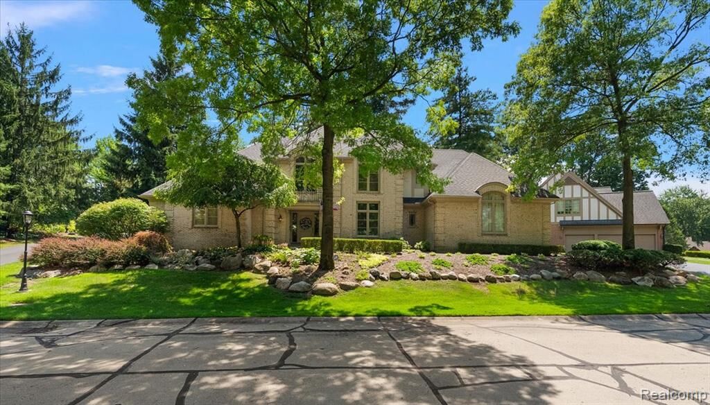 Property Photo:  1086 Autumn Lane  MI 48304 2506 