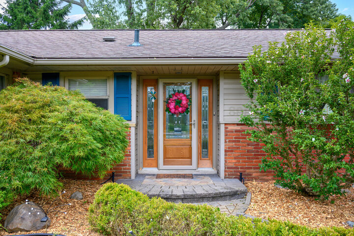 Property Photo:  899 Fox Run  MI 48304 
