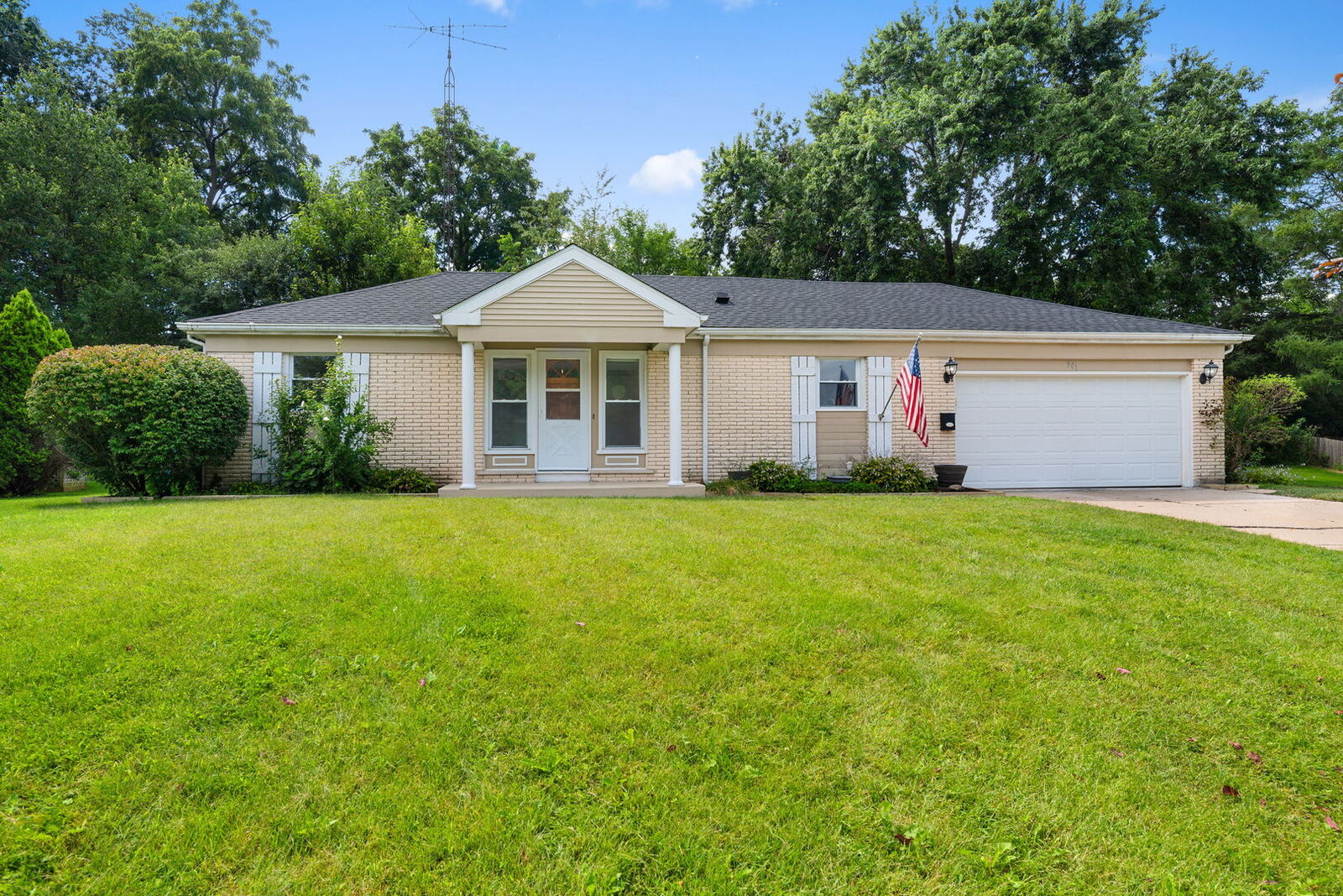 Property Photo:  901 Hampton Court  IL 60050 