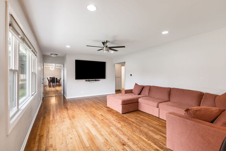 Property Photo:  810 Cumberland Street  IL 60169 