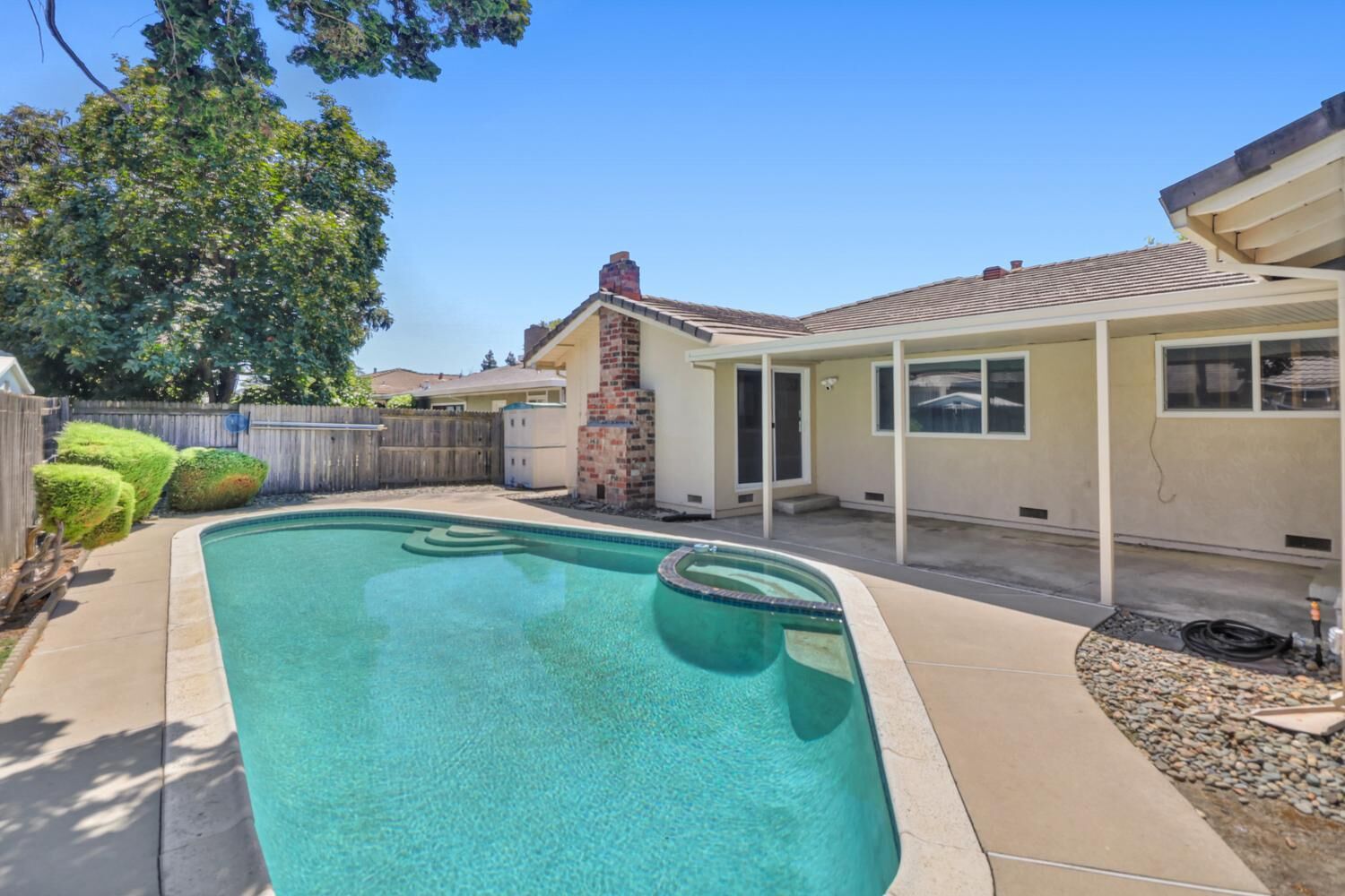 Property Photo: 6995 Wavecrest Way CA 95831