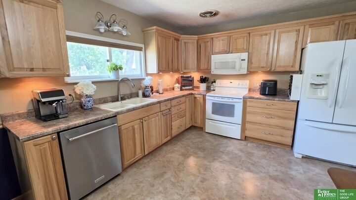 Property Photo: 933 E 4th Street NE 68467