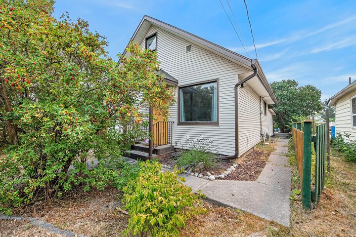 3007 38 Street — photo 1