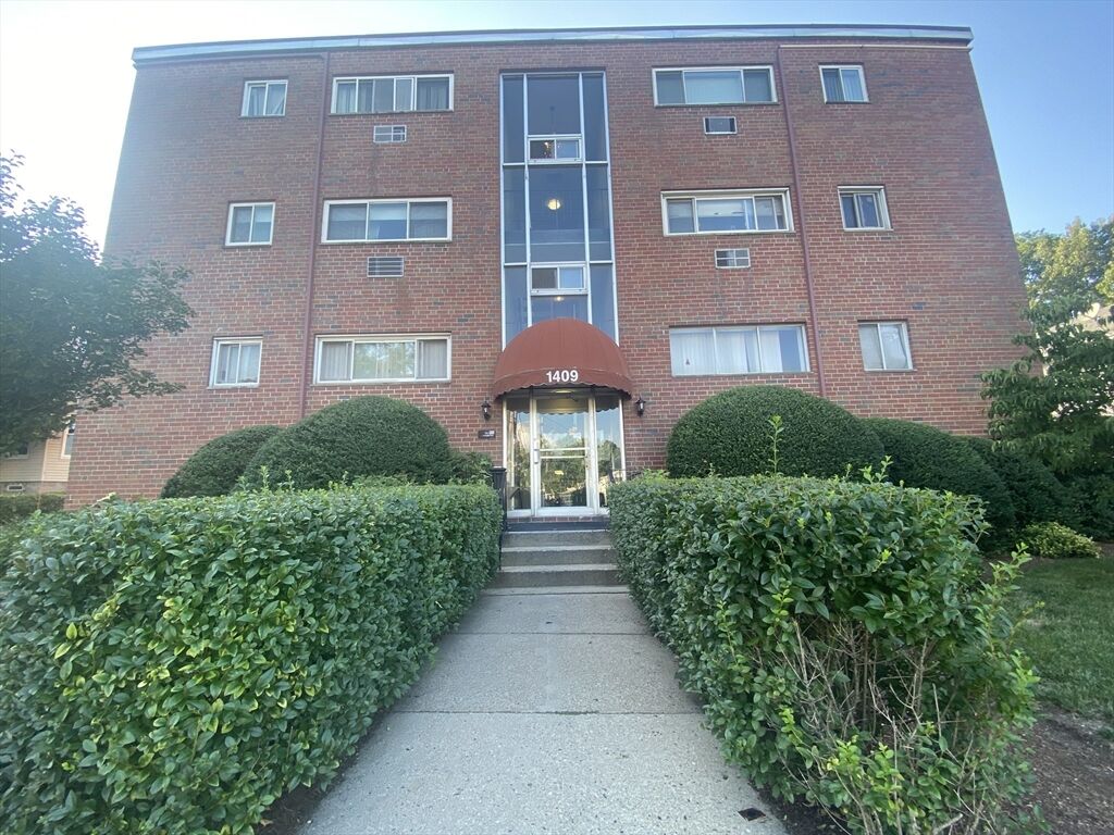 Property Photo:  1409 River St 7  MA 02136 
