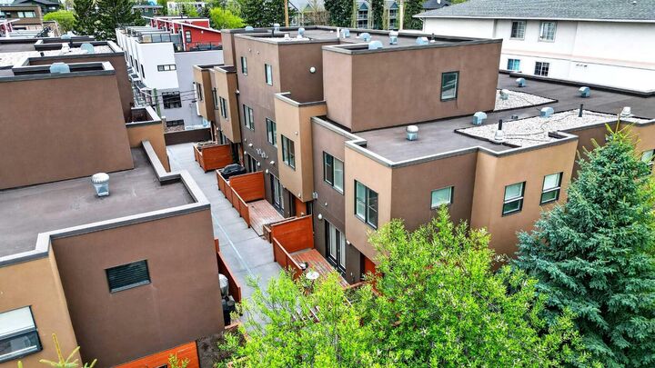 Property Photo: 1717 27 Avenue SW 10 AB T2T 1G9