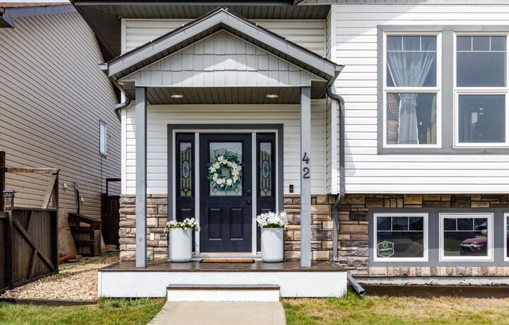 Property Photo: 42 Hawthorne Way AB T0M 1R0