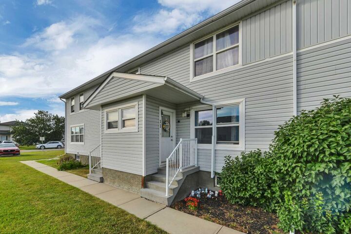 11 Poplar Crescent — photo 1