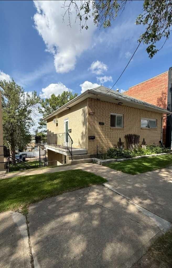 Property Photo:  422 5 Street SE  AB T1A 0N1 