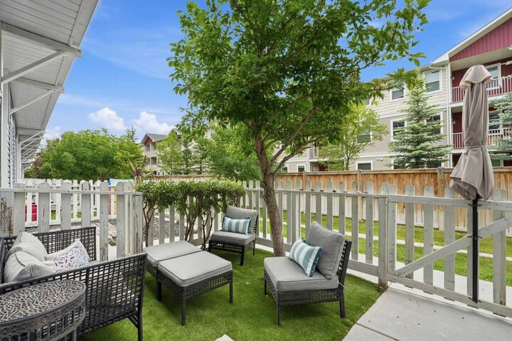 Property Photo:  17 Stonehouse Crescent NW  AB T1V 0G3 
