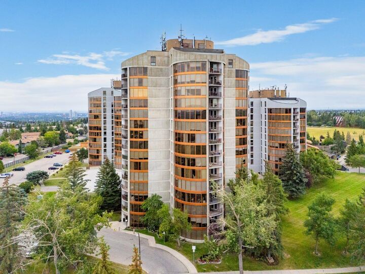 Property Photo: 7030 Coach Hill Road SW 3121 AB T3H 1E4
