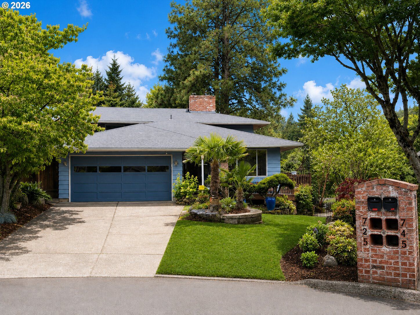 Property Photo: 725 NW Mawrcrest Dr OR 97030