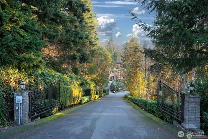 Property Photo:  5325  145th Place SE  WA 98006 