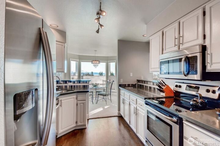 Property Photo:  10834 NE 68th St B6  WA 98033 