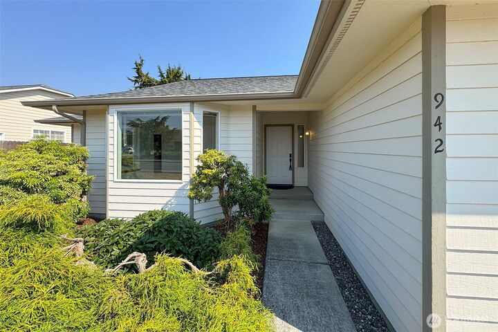 Property Photo:  942 E Willow Street  WA 98382 