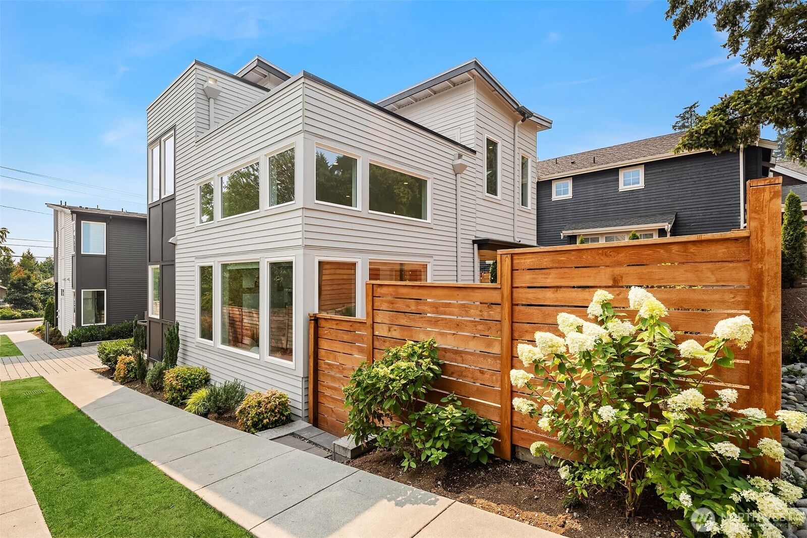 Property Photo:  436  10th Avenue B  WA 98033 