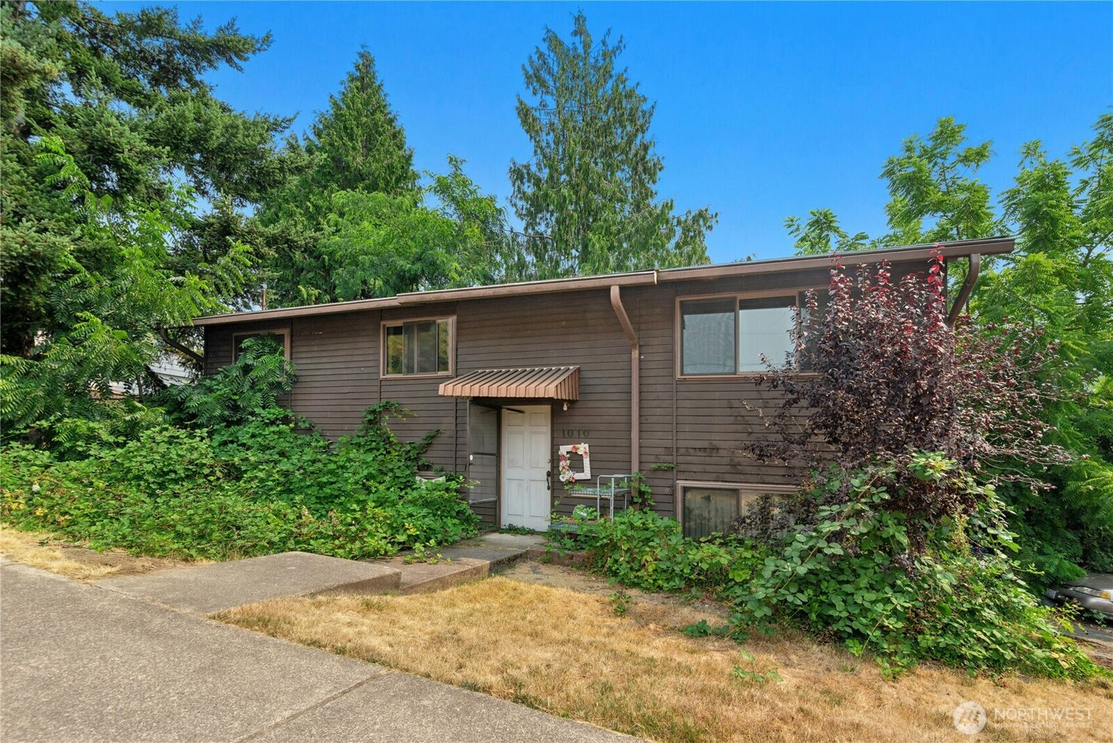 Property Photo:  1010  2nd Street  WA 98033 