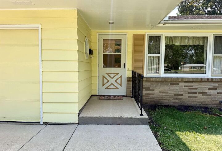 Property Photo:  2122 N Hawthorne Park Drive  WI 53545 