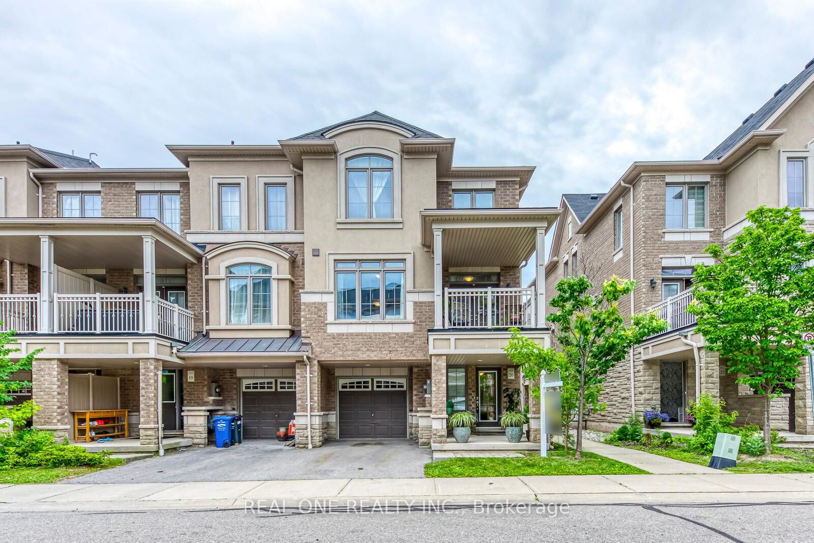 Property Photo: 2435 Greenwich Drive 20 ON L6M 0S4