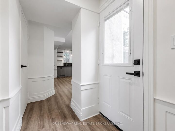 Photo de la propriété: 678 Willard Avenue ON M6S 3S5
