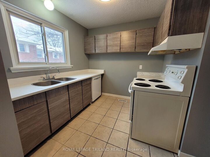 Property Photo:  358 Homestead Court 7  ON N6G 2E9 