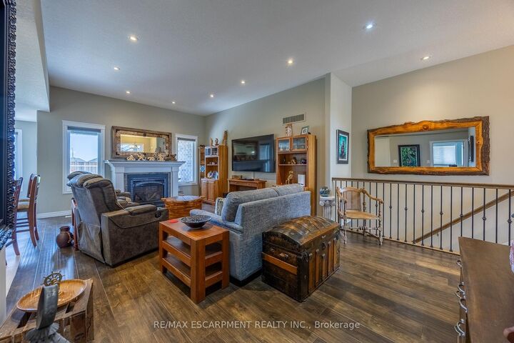 Property Photo: 7 Stonebridge Place ON N3Y 4K1