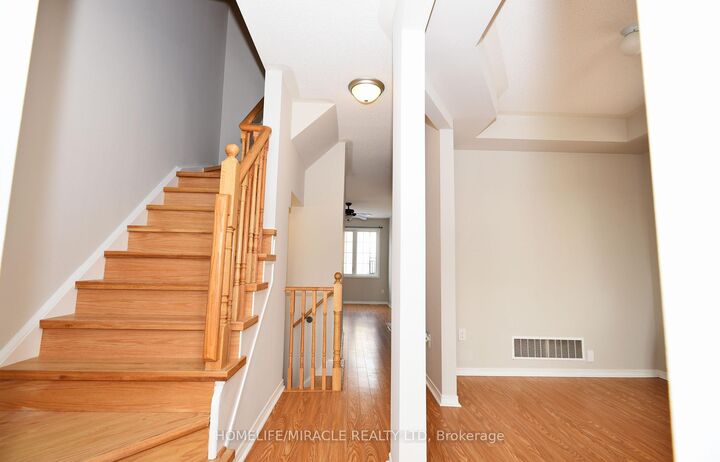 Photo de la propriété:  112 McBride Avenue  ON L1C 0J5 