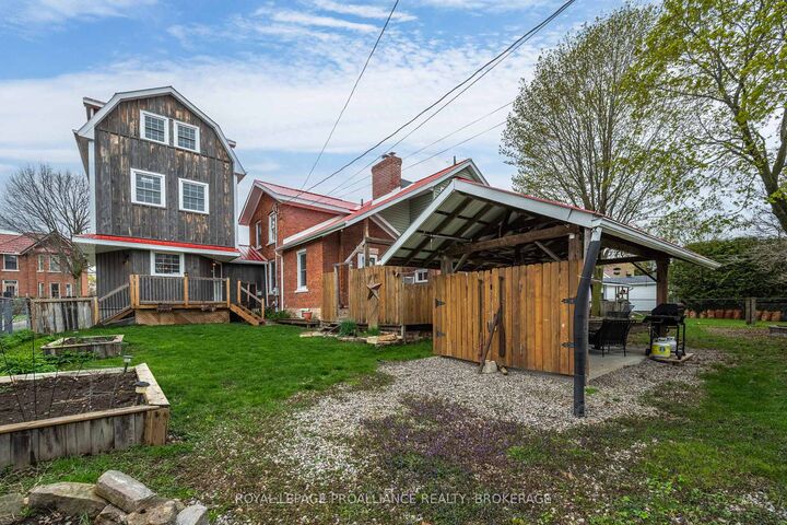 Property Photo:  277 Brock Street  ON K7G 1K5 