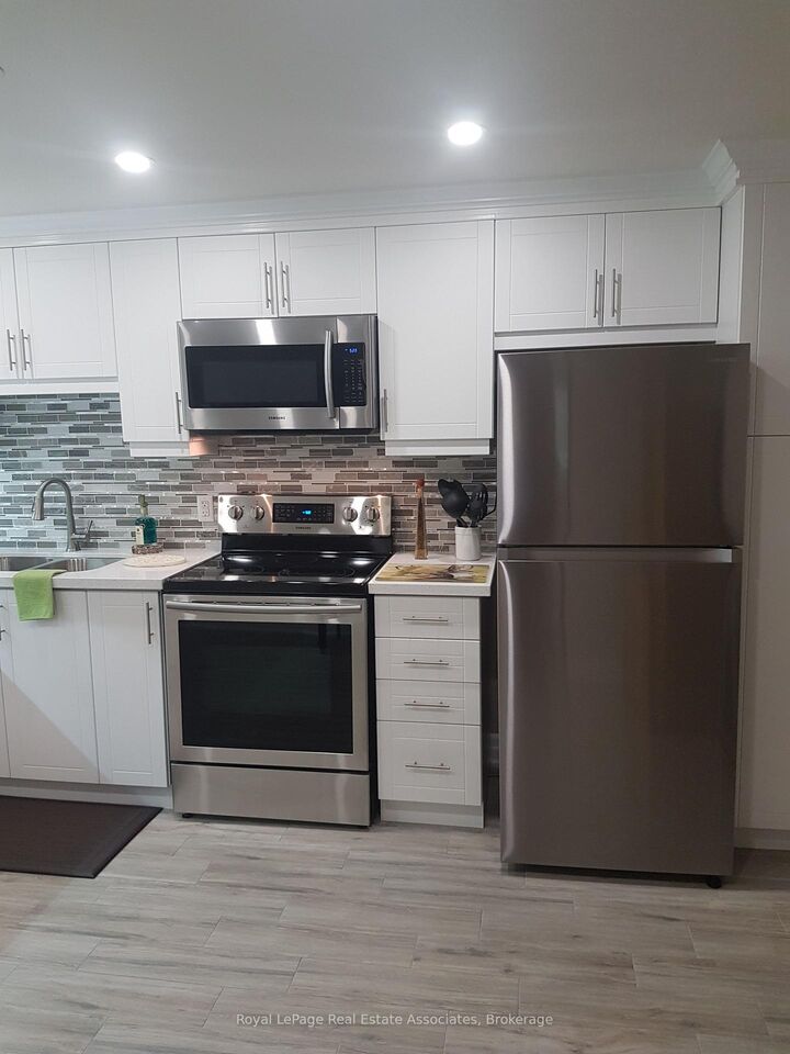 Property Photo: 3323 Queen Frederica Drive ON L4Y 2Z9