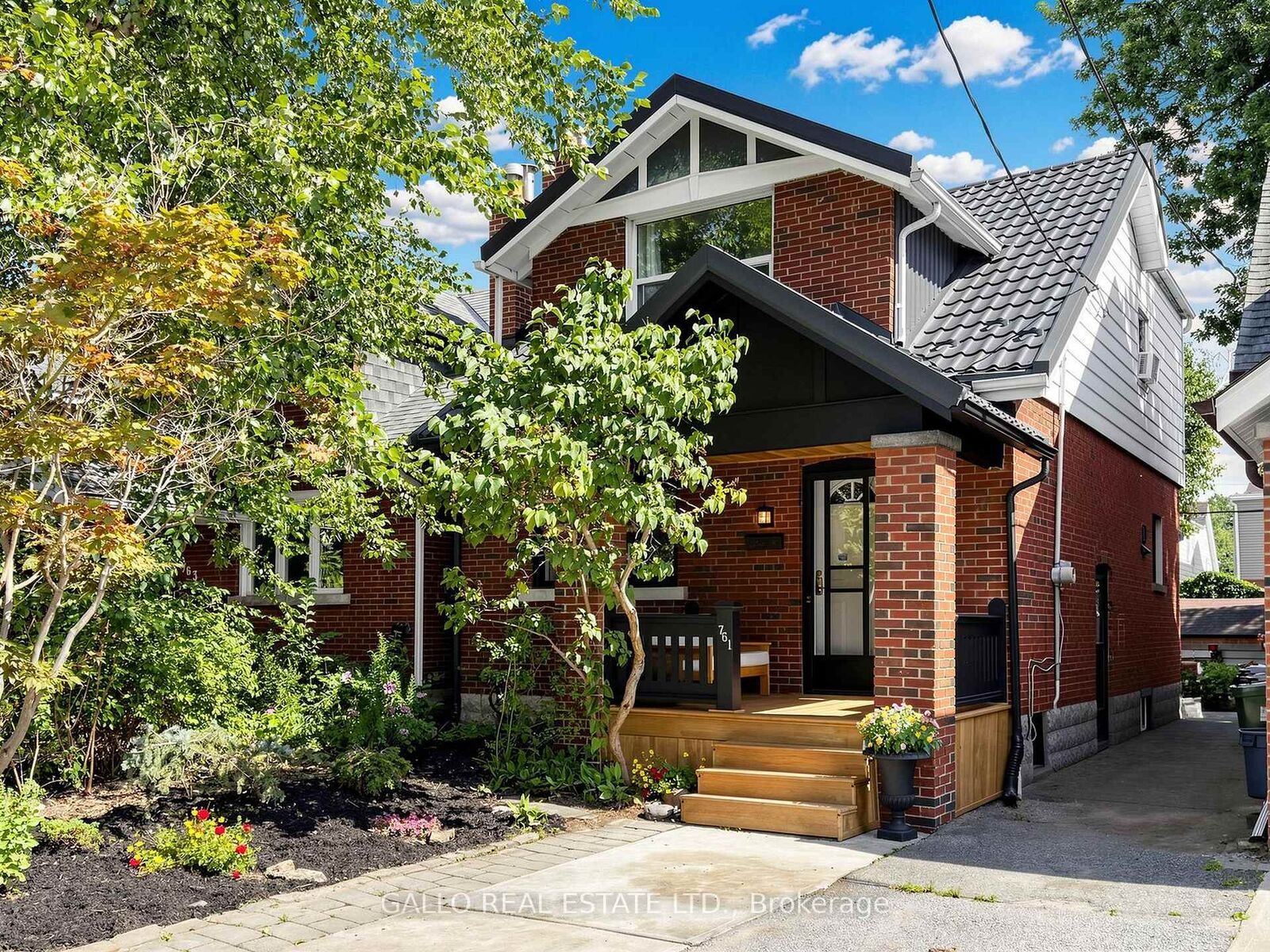 Photo de la propriété: 761 Sammon Avenue S ON M4C 2E6