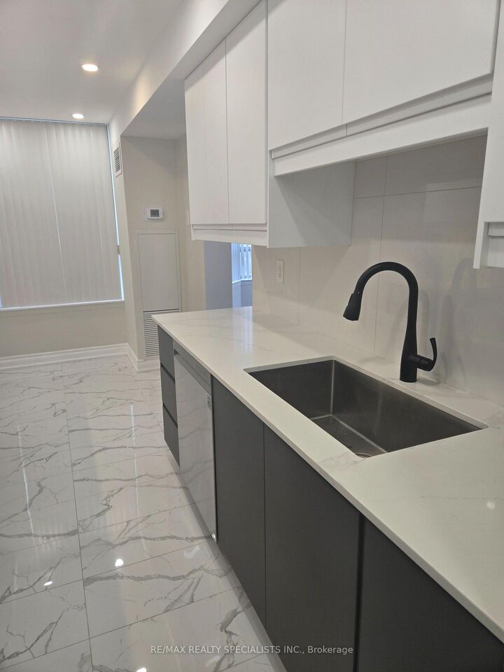 Property Photo: 135 Hillcrest Avenue 1204 ON L5B 4B1
