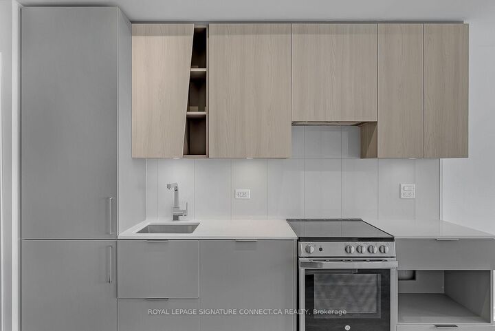 Property Photo:  3900 Confederation Parkway 4911  ON L5B 0M3 