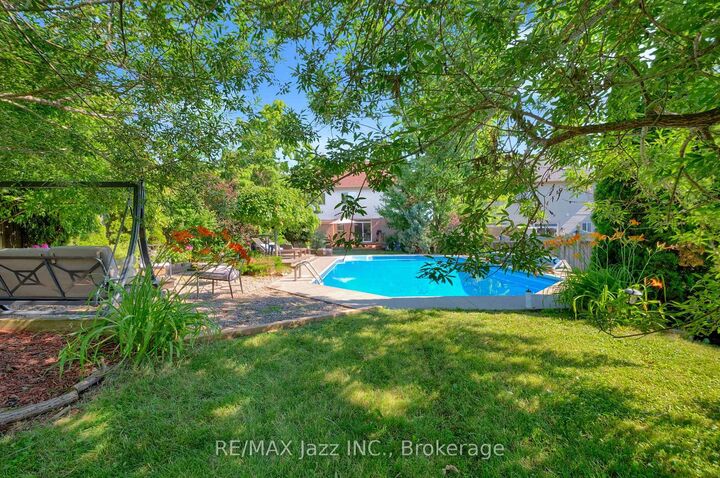 Property Photo: 1098 Keswick Court ON L1K 2V2