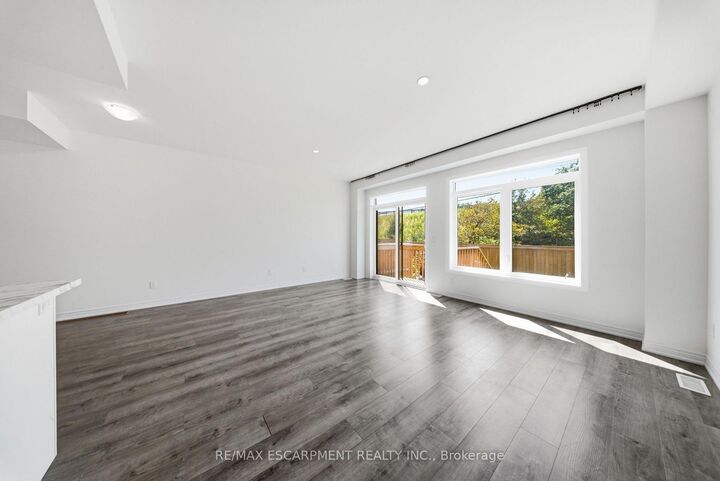 Property Photo: 27 Rachel Drive 18 ON L8E 0K6